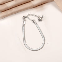 Simple and versatile blade chain bracelet for women with heart pendant bracelet