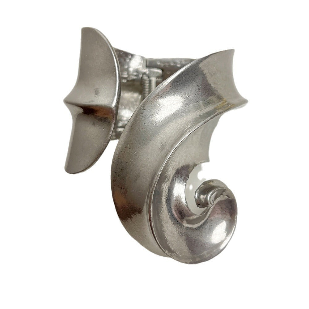 Exaggerated bracelet, European and American retro convex spiral C-shaped metal bracelet, elegant catwalk armband