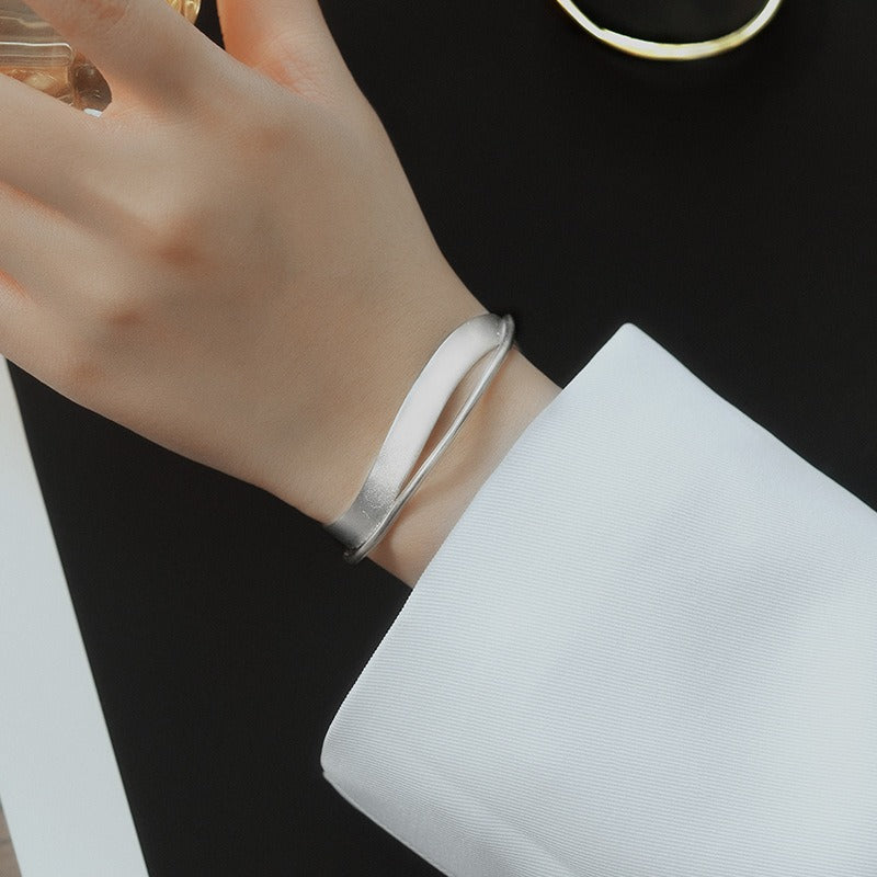 Möbius strip bracelet, women's bracelet, high-end fashion and personalized hand jewelry