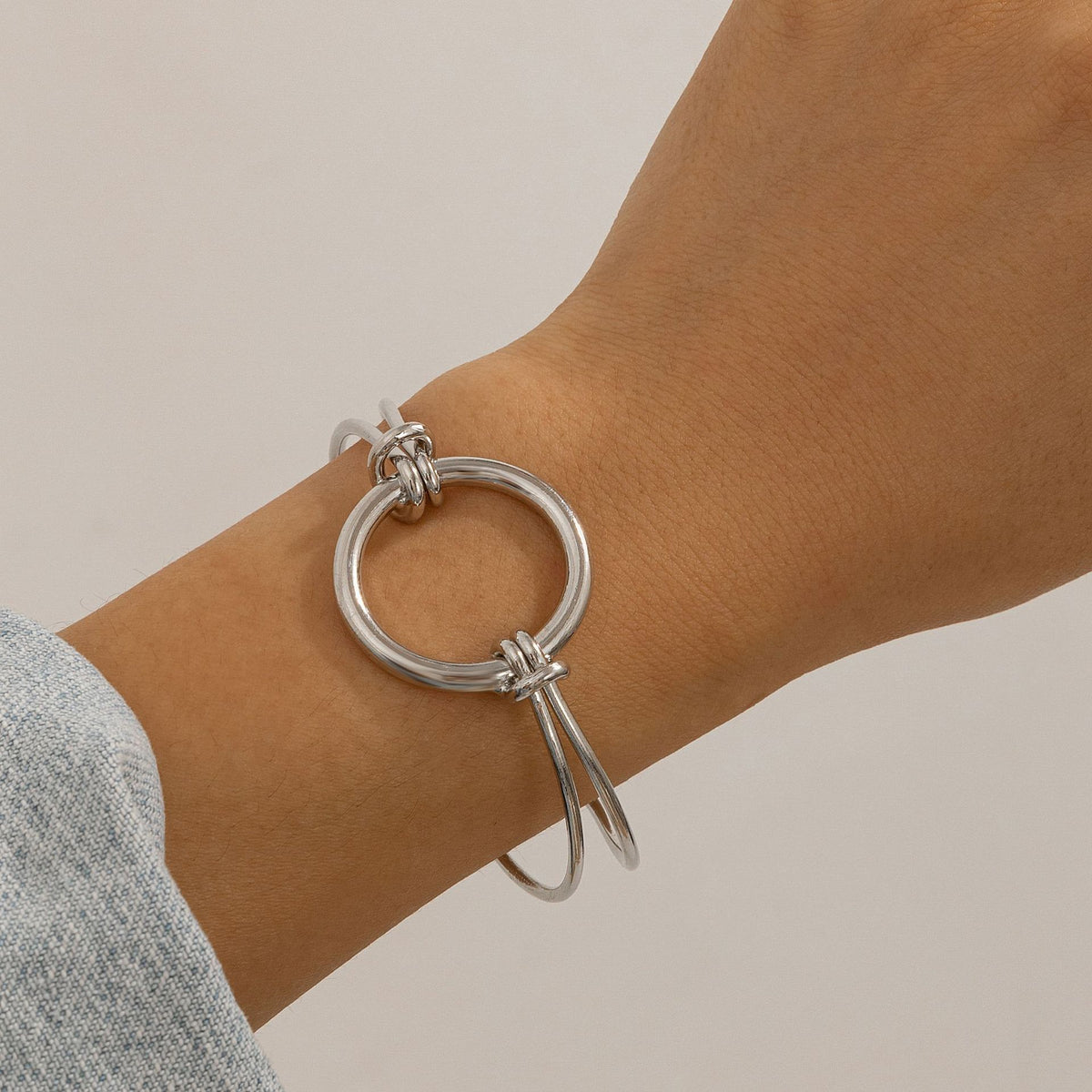 Double layered hollow knot opening bracelet for women's fashionable commuting style and flat line handmade accessories