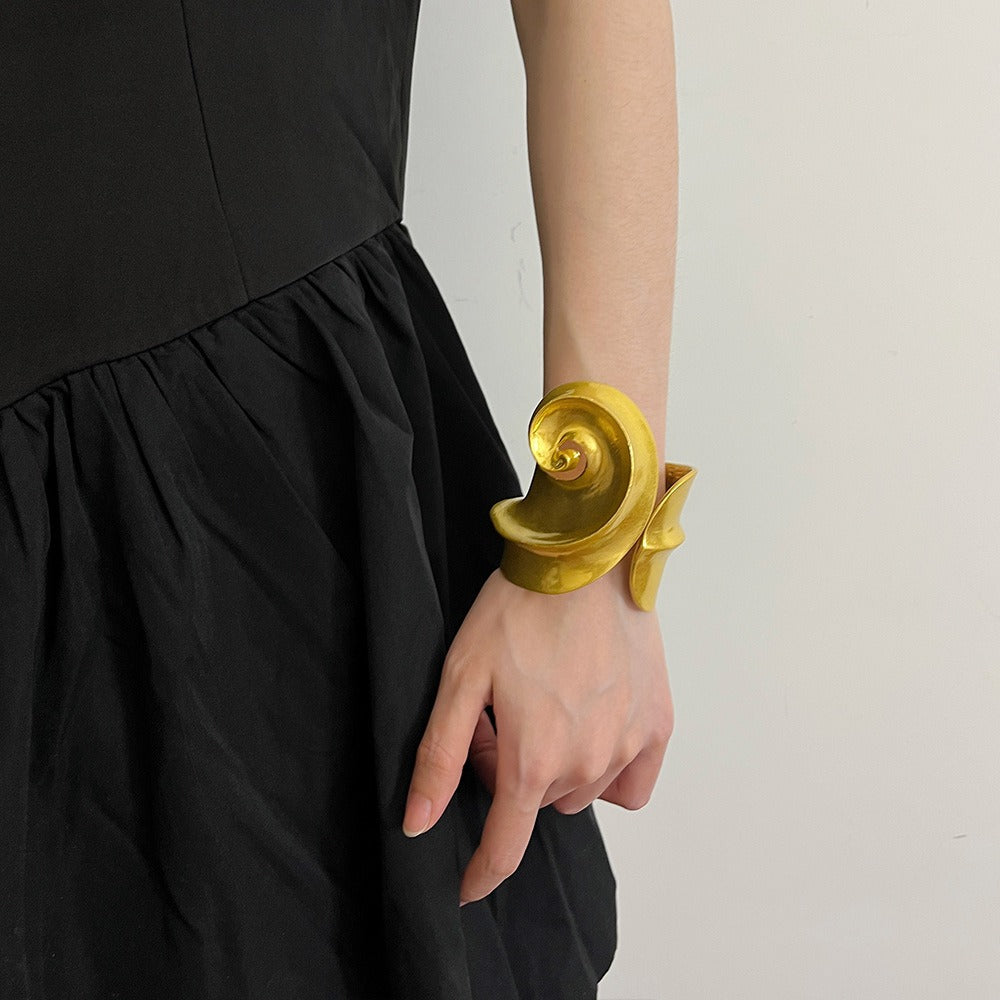 Exaggerated bracelet, European and American retro convex spiral C-shaped metal bracelet, elegant catwalk armband