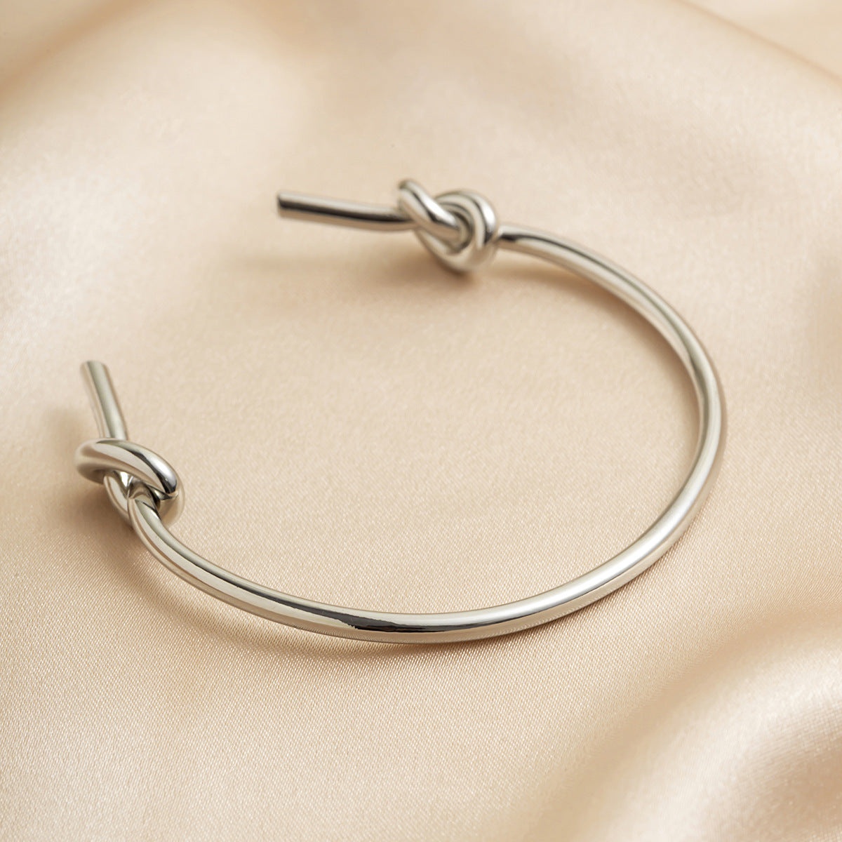 Double layered hollow knot opening bracelet for women's fashionable commuting style and flat line handmade accessories