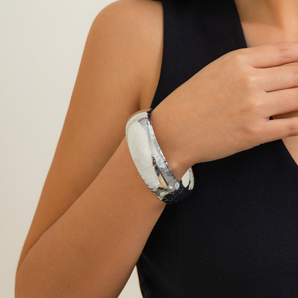 Design inspired metal snake stripe wide bracelet, fashionable and niche texture, circular opening bracelet for women