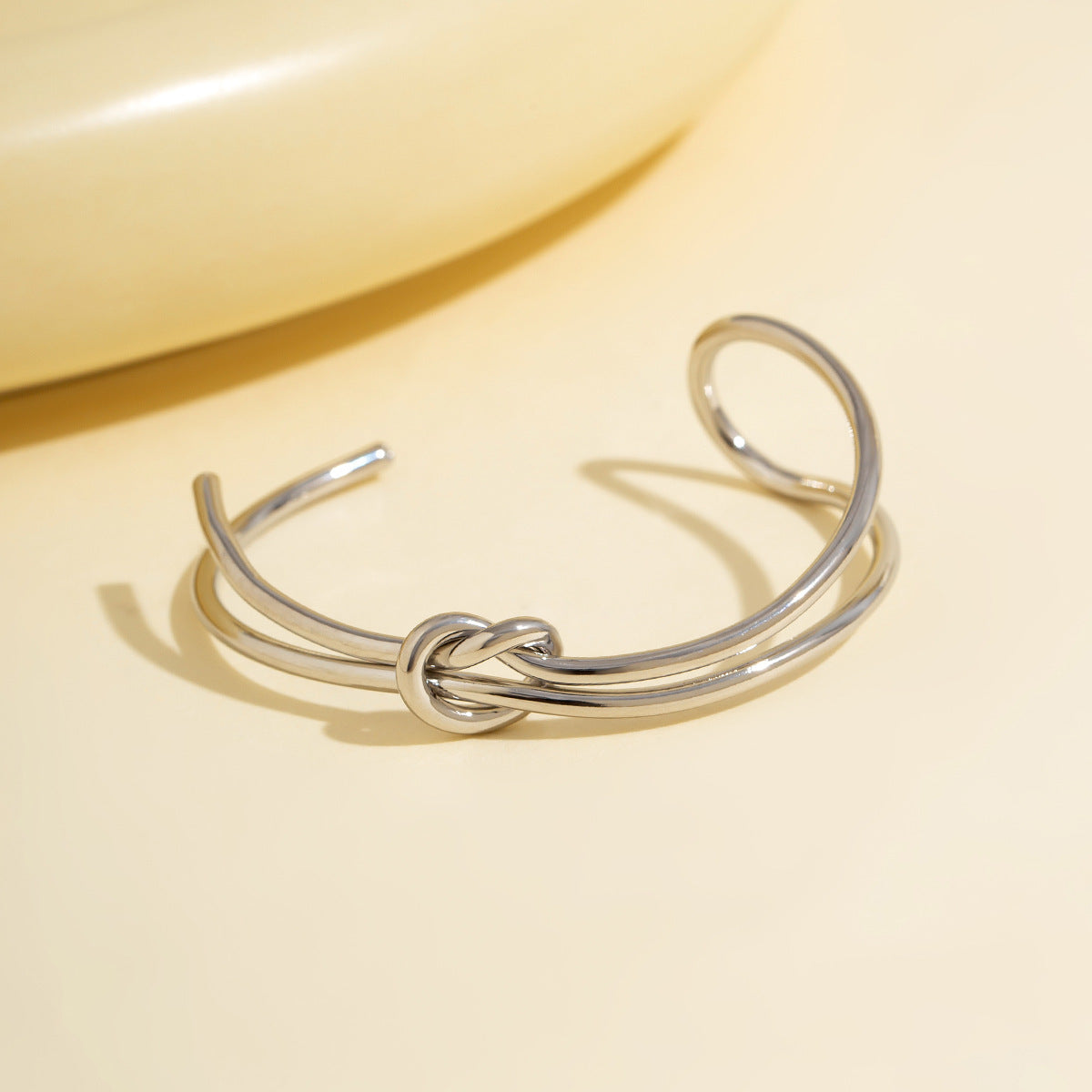Double layered hollow knot opening bracelet for women's fashionable commuting style and flat line handmade accessories
