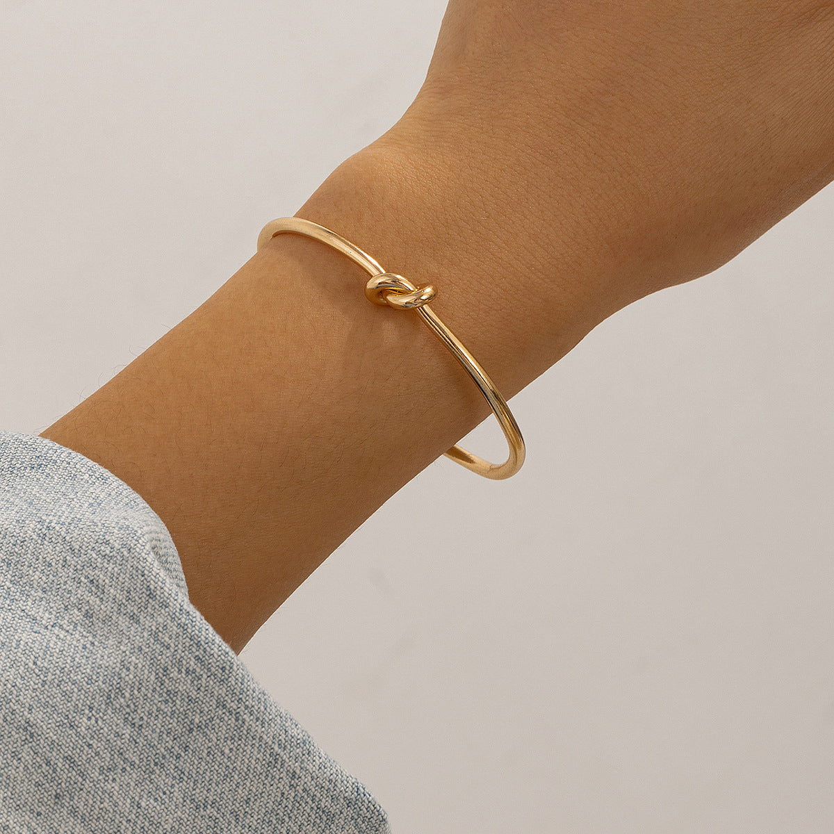 Double layered hollow knot opening bracelet for women's fashionable commuting style and flat line handmade accessories