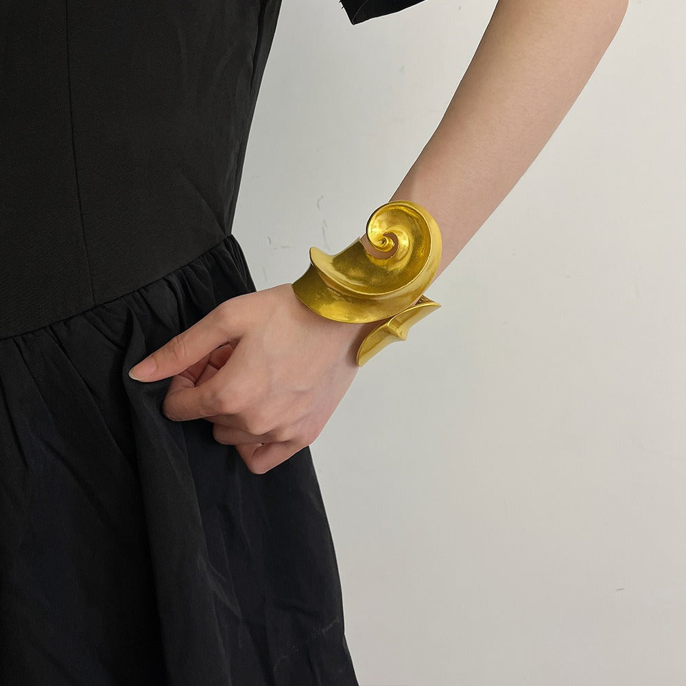 Exaggerated bracelet, European and American retro convex spiral C-shaped metal bracelet, elegant catwalk armband