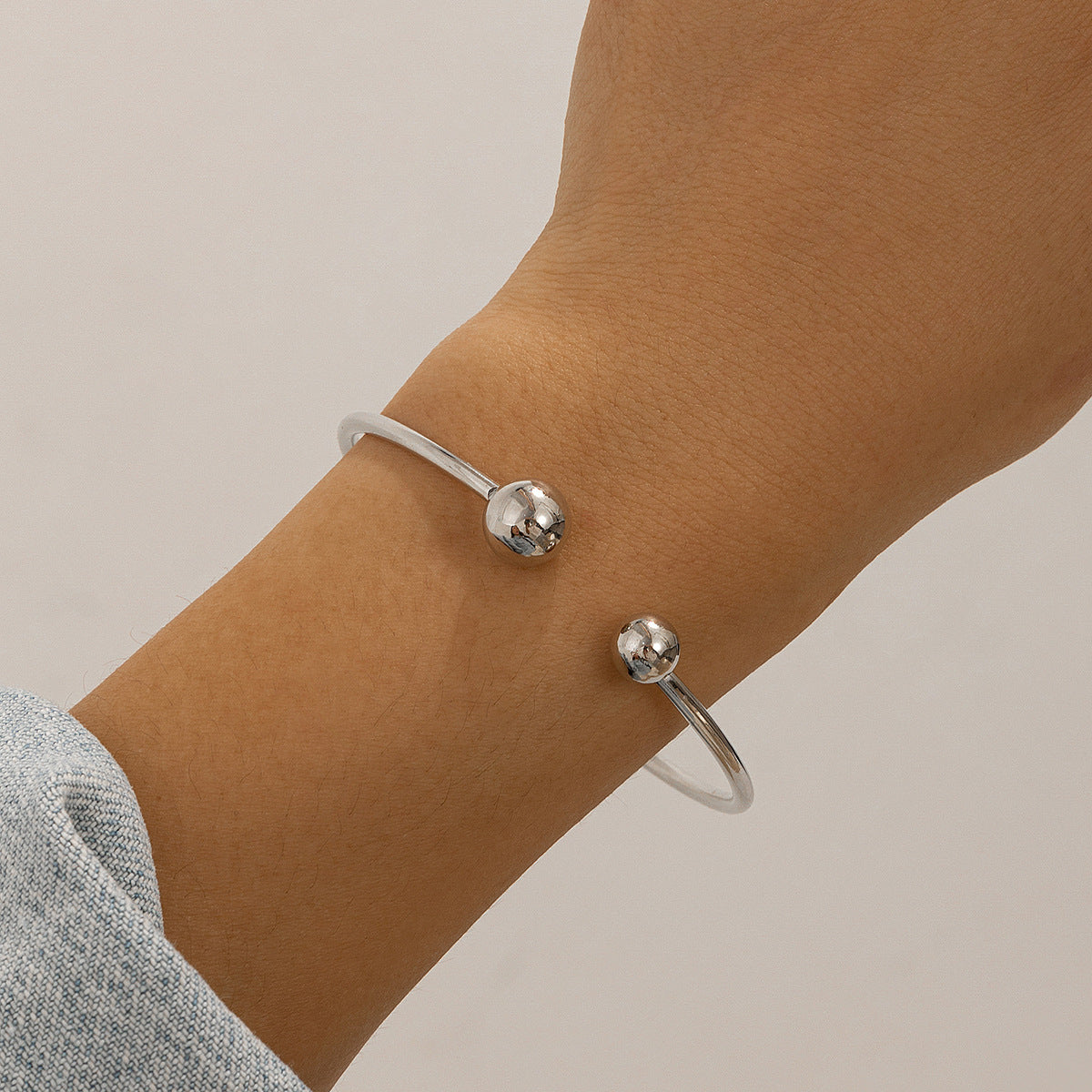Double layered hollow knot opening bracelet for women's fashionable commuting style and flat line handmade accessories